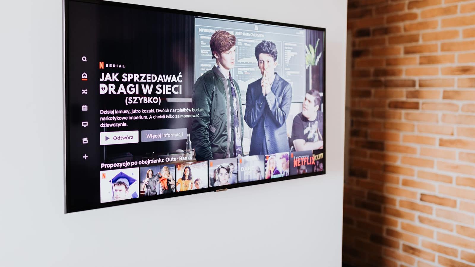 Salon avec Apple TV 4K connecté à un téléviseur affichant des chaînes IPTV France