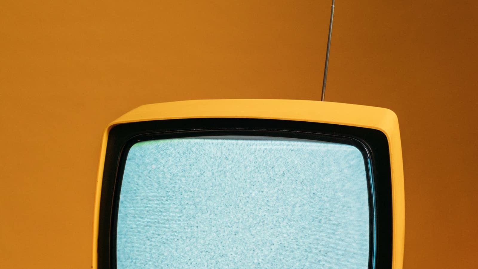 Box Android TV connectée à un téléviseur pour regarder l'IPTV en 4K