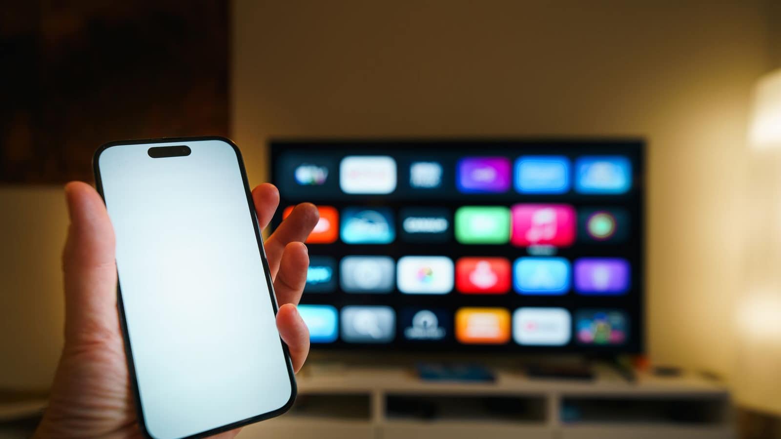Chromecast avec Google TV branché sur une télévision 4K pour regarder l'IPTV en France