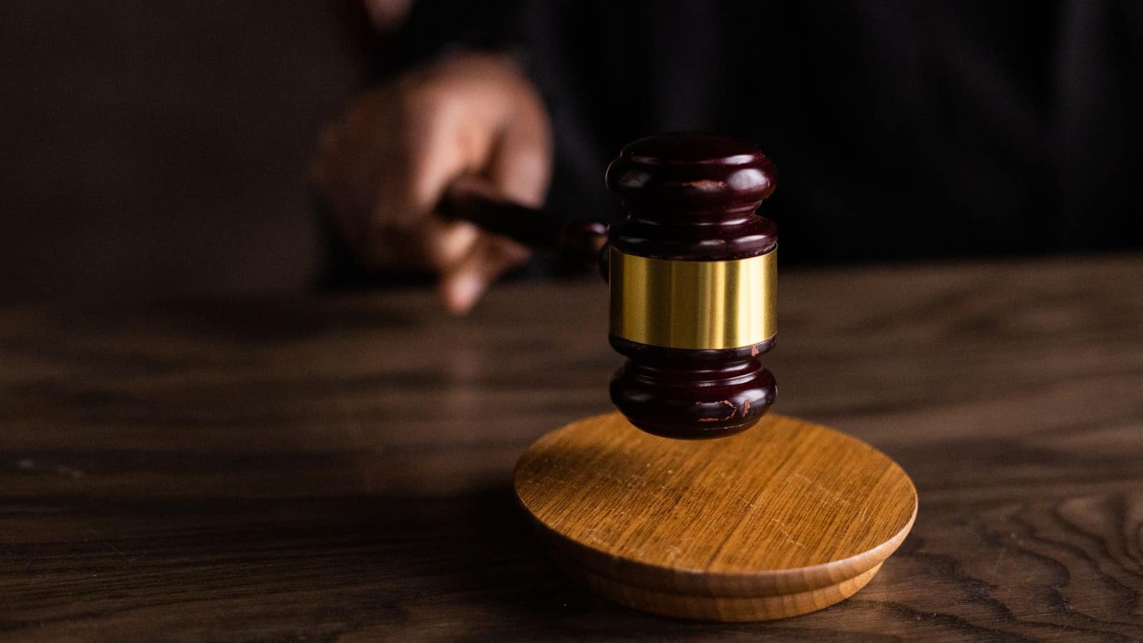 Marteau de juge sur un bureau symbolisant le cadre juridique de l'IPTV en France