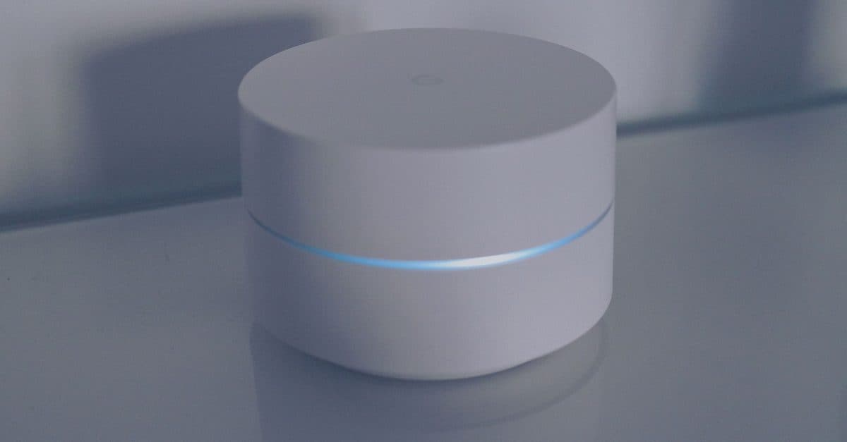 Box Internet blanche de type Livebox posée sur un meuble pour regarder l'IPTV en France