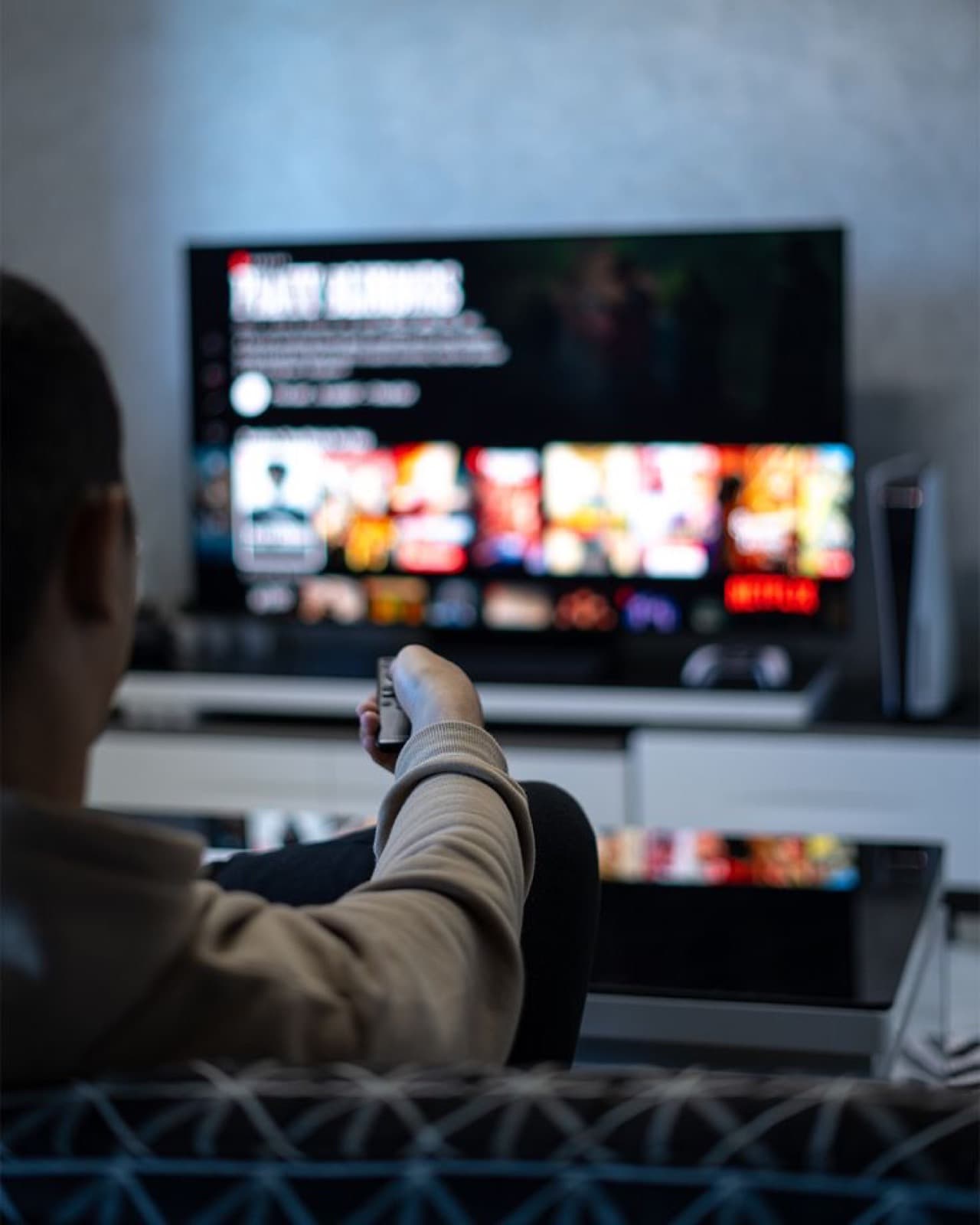 Télécommande Amazon Fire TV Stick devant une Smart TV diffusant un service IPTV France