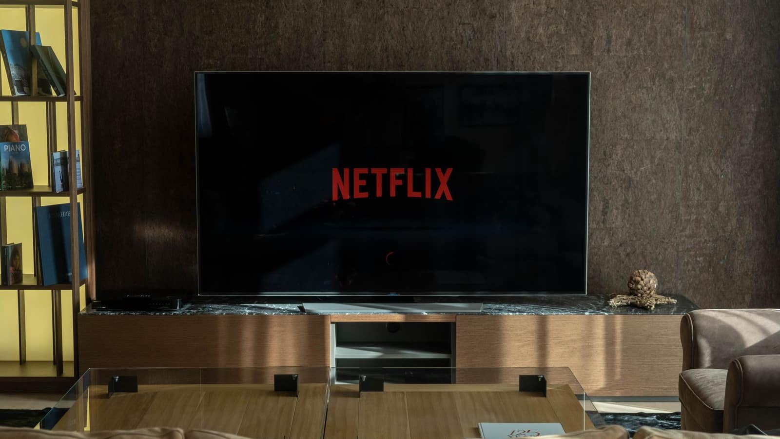 Téléviseur affichant l'interface Replay d'une application IPTV avec la liste des programmes des derniers jours