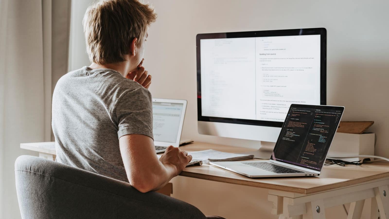 PC portable et iMac affichant une interface IPTV multi-écrans