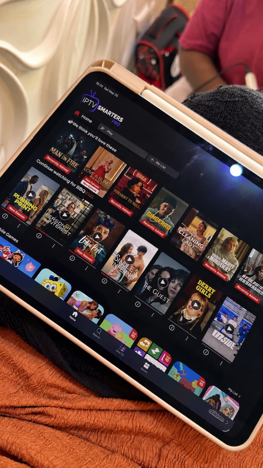 Tablette ouverte sur une interface IPTV France 2026 avec grille EPG, catégories de chaînes et catalogue de films